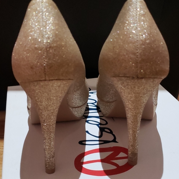 Heels - Picture 4 of 4